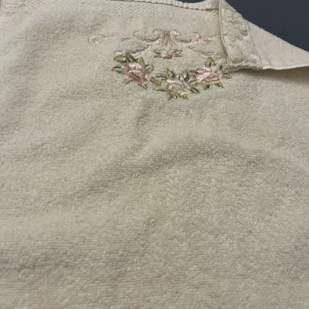 Avanti Ivory Rose Floral Hand‎ Towel Embellished Bath Decor Cottagecore